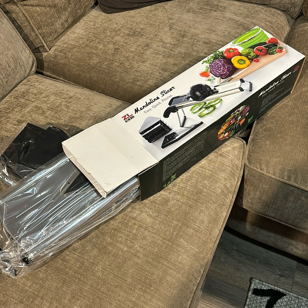 ZE & LI Mandoline Slicer, BRAND NEW NEVER OPENED in box with bagged contents